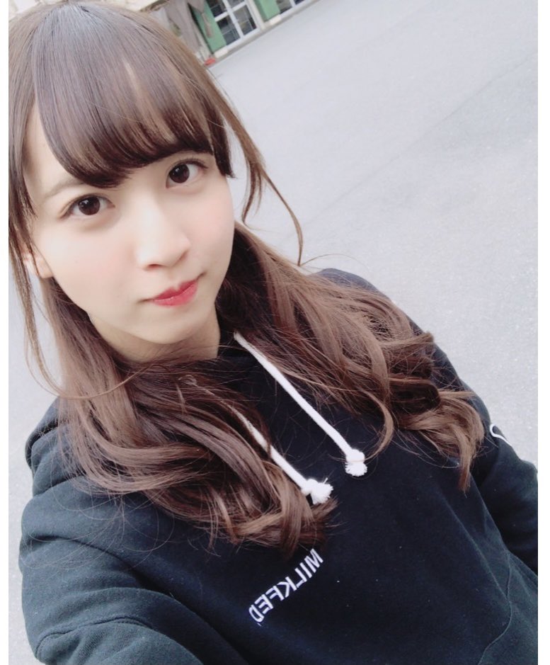 桃 佐藤楓ちゃんの垢抜け方がすごい 前髪を軽めに流し 天使の羽バングをつける 二重幅を広く癖づける 眉を自然なアーチ型に ハイライトと下地でお肌の艶感を とかがパッと見て分かるポイントかな 根が美容垢なので 元々とびきり可愛い子よりも努力