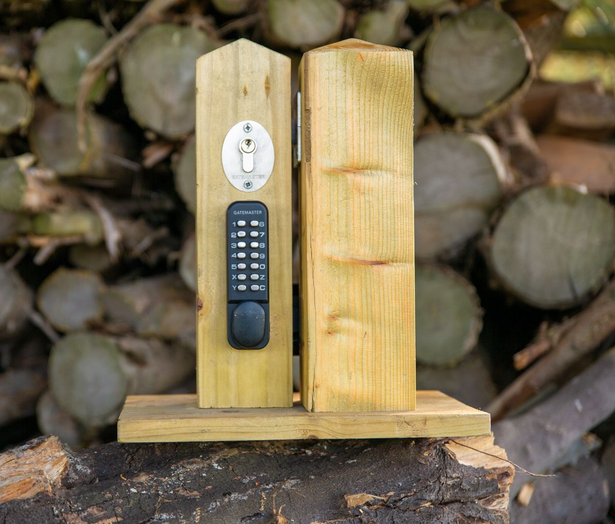 GatemasterLocks's tweet image. #Woodengates look great and are a popular choice amongst home owners when getting fencing around their house. But did you know that #gatelocks for wooden gates need to have a larger throw tolerance to handle the swelling and shrinking of the wooden gate throughout the year?🌧️