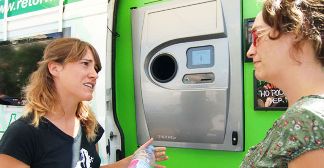 AmigosTierraEsp's tweet photo. 📈 Una mayoría aplastante de la población (85%) quiere devolver los envases en la tienda ¡Pocas cosas tienen un consenso social tan grande! Confiamos en que pronto se active un #SDDR que sirva para impulsar la reutilización de envases https://t.co/CzFvweEH7w #EWWR2021 #PlasticOFF https://t.co/M9zjcIyuvK
