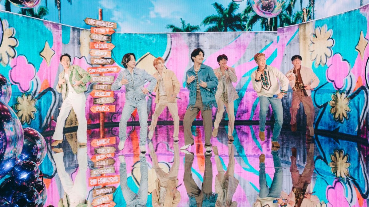 VotingBTS00's tweet photo. Bangtan Boys x Live Photos Of Corden Show
Handsome and charming #BANGTAN ! 
https://t.co/muINqoTjcs
One vote a day. Vote for #BTS !! https://t.co/o9i5Jk5XI8