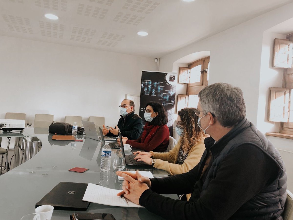 UPJV_Univ's tweet photo. Hier Alain Asquin - délégué ministériel à l’entrepreneuriat étudiant a rencontré les équipes de direction #A2U @Univ_Artois @UPJV_Univ @ULCO_Univ ainsi que les équipes opérationnelles afin de discuter des actions et des projets d’avenir !
#entrepreneuriat #hautsdefrance https://t.co/EcbNCssv1e