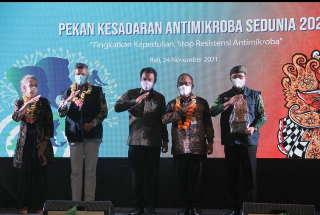 AryalRaj1's tweet photo. Suatu kehormatan bagi sy peringati #WorldAntimicrobialAwarenessWeek di Bali. Saya terkesan dgn komitmen 🇮🇩 u/ kolaborasi #Onehealth yg ditegaskan Menteri @Syahrul_YL @kementan @FAOIndonesia &amp; @usaidindonesia utk tangani #ResistensiAntimikroba thdp #pertanian #peternakan #pangan https://t.co/HIwAdaoDUq