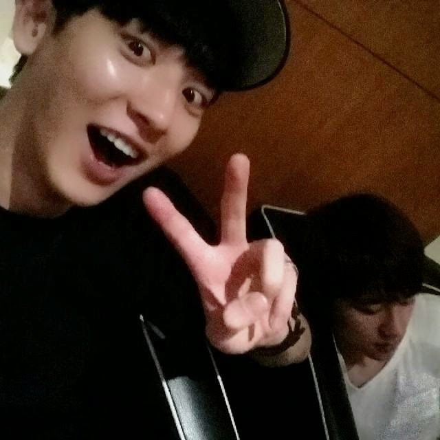 mostly_chansoo's tweet photo. chansoo has the most superior range of pairing selcas like kyungsoo could be happy, soft, annoyed or he just doesn't give a damn to chanyeol all at the same time https://t.co/ctGInewaVI