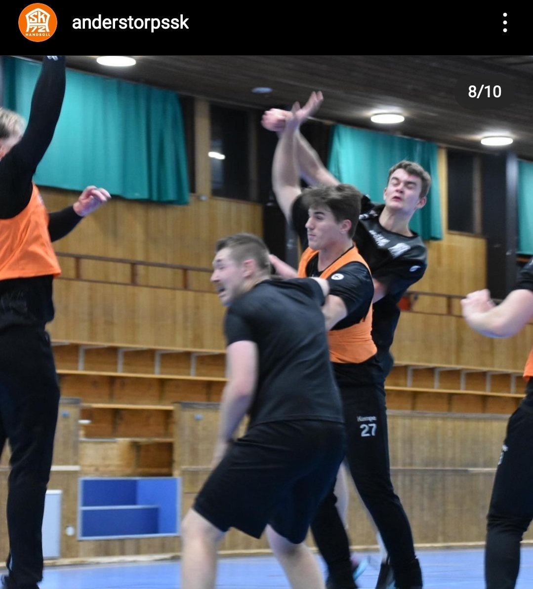 ToniiJohansson's tweet photo. Alla vet det finns mycket pengar i dom småländska skogarna men att man värvat Sunnefeldt mitt i säsongen är bara sjukt😂😂 https://t.co/mjpoiHBaBQ