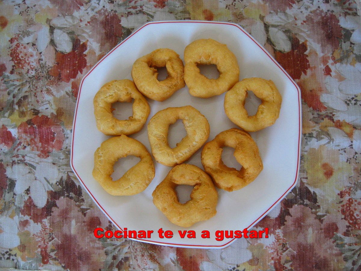 CocinarVa's tweet photo. Rosquitos caseros! Receta de dulce tradicional! Podemos cubrirlos con chocolate, emborrizarlos con azúcar y canela o comerlos así. Aquí el Link: https://t.co/Ay2vxKCF4U
#rosquitos #postre #receta #comidasana #comidacasera #healthyfood #dessert #recipe https://t.co/RTizPiGrsS