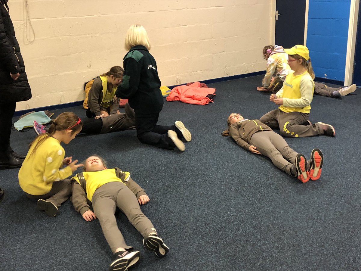 2ndWhittle's tweet photo. Last night we were lucky enough to be joined by David &amp; Gail from Chorley’s Angels to start off our First Aid Skills Builder. We learnt all about DR ABC and put the recovery position into practice. @Girlguiding @Girlguiding_NWE https://t.co/siftfmdWeX