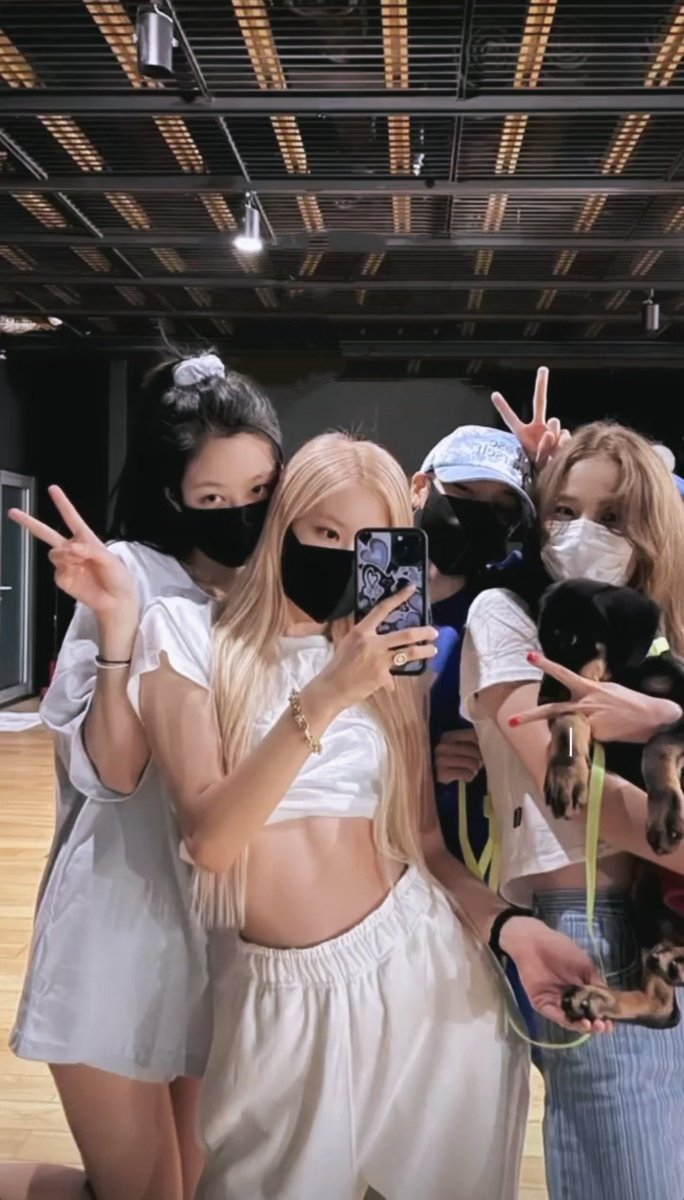 BLACKPINKCNTRAL's tweet photo. “The three other @BLACKPINK members have not yet been classified as close contacts, but as soon as #LISA was informed that she was positive for COVID-19, they conducted a PCR test, and are currently awaiting the results”

STAY SAFE BLACKPINK 🥺 https://t.co/E64yYOH9O1