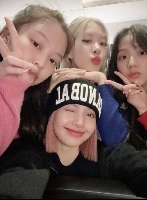 BLACKPINKCNTRAL's tweet photo. “The three other @BLACKPINK members have not yet been classified as close contacts, but as soon as #LISA was informed that she was positive for COVID-19, they conducted a PCR test, and are currently awaiting the results”

STAY SAFE BLACKPINK 🥺 https://t.co/E64yYOH9O1