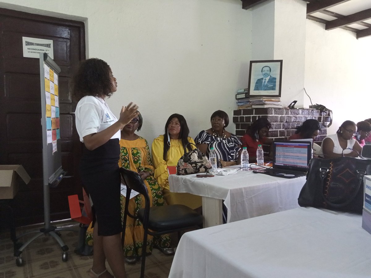 DigaMathieu's tweet image. Comment booster son activité commerciale grâce au numérique 📲, voici ce qui rassemblent ce jour à #Nkongsamba 3ème trente femmes commerçantes du Moungo. 🛍️ La formation est assurée conjointement par @ActivSpaces et le #PRADEC, afin de les accompagner dans la vente en ligne 💵📲