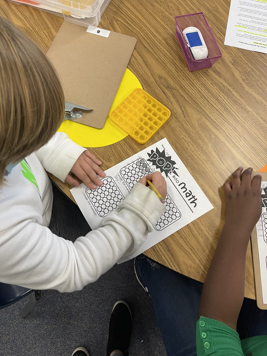 MsWittmanThird's tweet photo. This week we introduced a pop it math game to our math stations. They are great for multiplication and division arrays ✖️➗ https://t.co/A4HJgaEY9p