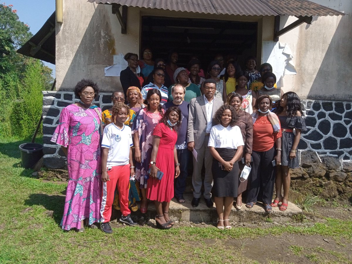 DigaMathieu's tweet image. Comment booster son activité commerciale grâce au numérique 📲, voici ce qui rassemblent ce jour à #Nkongsamba 3ème trente femmes commerçantes du Moungo. 🛍️ La formation est assurée conjointement par @ActivSpaces et le #PRADEC, afin de les accompagner dans la vente en ligne 💵📲