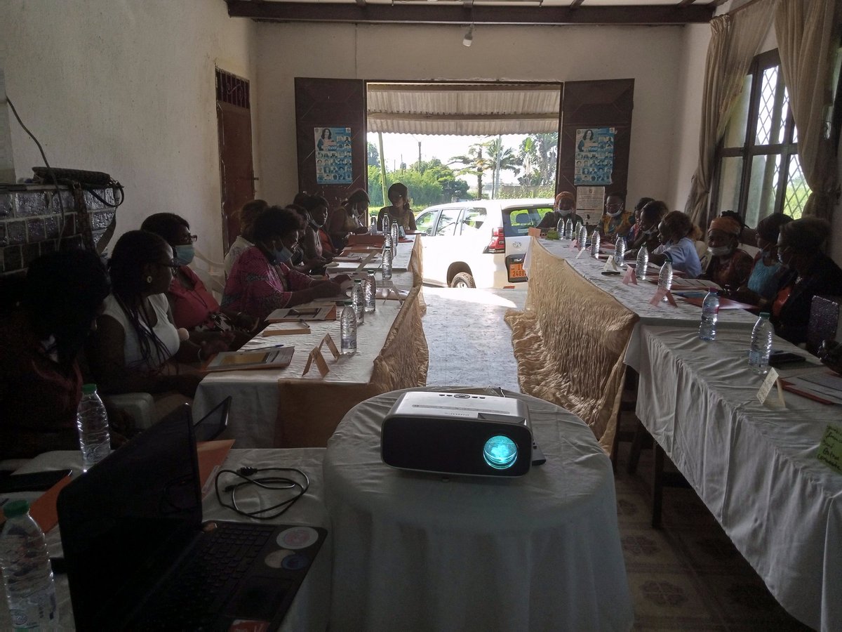 DigaMathieu's tweet image. Comment booster son activité commerciale grâce au numérique 📲, voici ce qui rassemblent ce jour à #Nkongsamba 3ème trente femmes commerçantes du Moungo. 🛍️ La formation est assurée conjointement par @ActivSpaces et le #PRADEC, afin de les accompagner dans la vente en ligne 💵📲