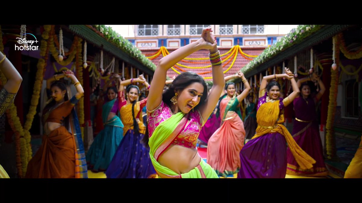 imshiva17's tweet photo. #SaraAlikhan steal the show, looks
 effortlessly awesome 
in the entire #AtrangiReTrailer 

Loved it, looking forward to watch
 her as Rinku on #AtrangiRe 
@SaraAliKhan @Saratimes95 https://t.co/MiDaRJZ7MU