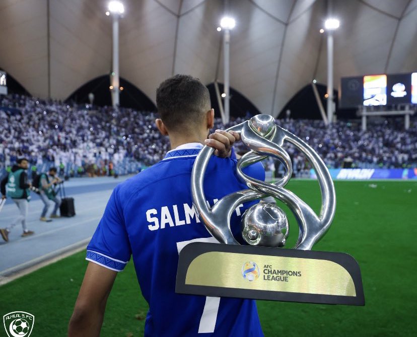 SamiAlJaber's tweet photo. قائد الجيل الذهبي يحمل ثمرة جهده وجهد زملائه، لاتزال هنالك كؤوس تنتظرك يا سلمان لتحملها، لازال للأمجاد وكتابة التاريخ بقية، ولم يتبقى إلا القليل لتقود منتخبنا للمونديال السادس وترفع راية الوطن عالياً في أكبر المحافل كما اعتدنا 💙🇸🇦
@salman_f13 💙 https://t.co/tZGmkRzeYc
