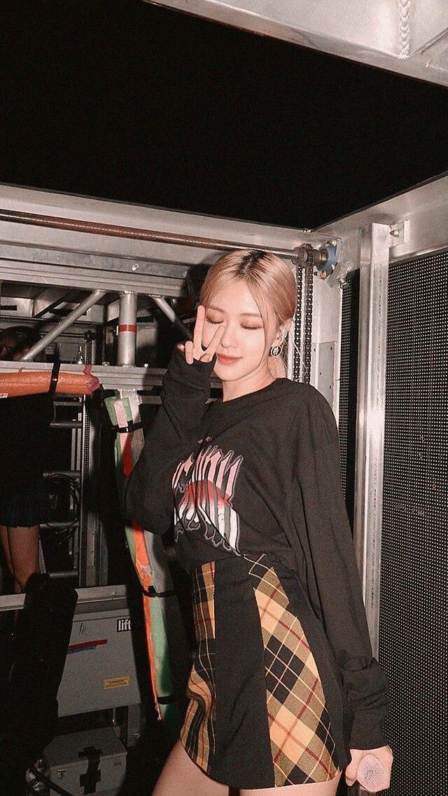 nadthaaamoll's tweet photo. สาวแฝด1คนติด1คนกักตัว เเง่งถึงว่าอิวายจีมันหวงนักหวงหนารีบกลับมาเร็วๆนะตะลิซรีบหายป่วยยย ขอพรให้โรเซ่ไม่เป็นอะไร

GET WELL SOON LISA
STAY SAFE ROSÉ
#LoveYouROSÉ https://t.co/3cztrjRLio