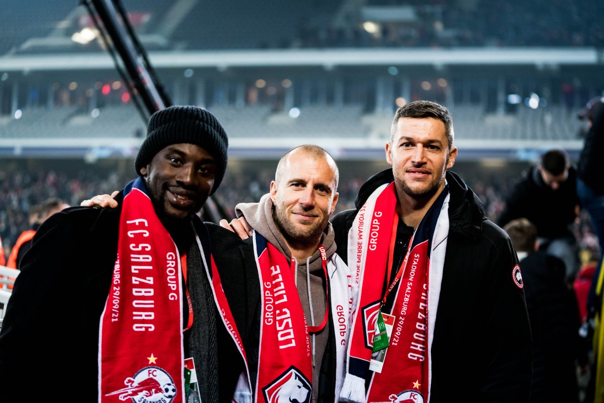 losclive's tweet photo. 🤩 Quand les héros de 2001 sont mis à l'honneur au @StadePM lors de #LOSCSAL 👏
#UCL https://t.co/5BfafSWkhJ