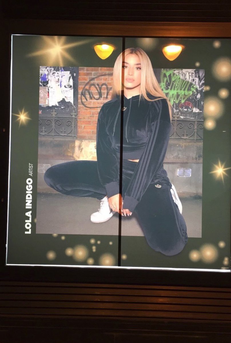 news_lolaindigo's tweet photo. 🥤 Atent@s porque igual os encontráis a @lolaindigomusic en algún que otro escaparate 📸  #jdstreet 🛍 la campaña de navidad de @jdsportses llega a las calles 🚧 https://t.co/fpRn1wej3V
