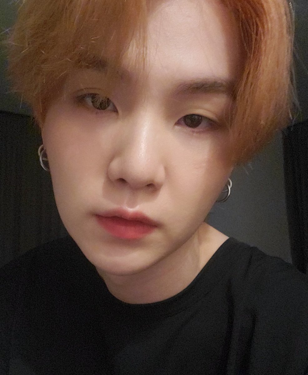sujimgalIery's tweet photo. this jimin                  this yoongi https://t.co/qTj0L3nrj0