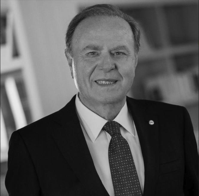 BancoMediolanum's tweet photo. Ennio Doris, nuestro fundador, nos ha dejado. Se va un visionario, un innovador, un emprendedor extraordinario, un altruista, un optimista convencido. “El mañana también existe” era su lema. Ennio Doris sigue y seguirá siempre con nosotros. https://t.co/p7Ys7brOQl