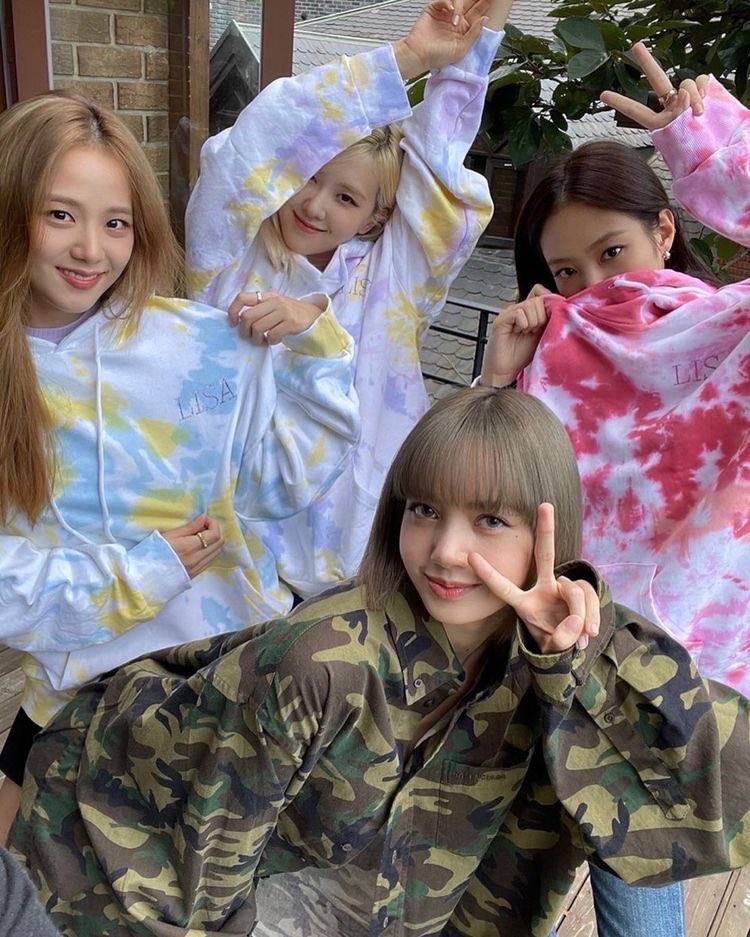 bpvnfc's tweet photo. “The three other @BLACKPINK members have not yet been classified as close contacts, but as soon as Lisa was informed that she was positive for COVID-19, they conducted a PCR test, and are currently awaiting the results”

STAY SAFE BLACKPINK 💟 https://t.co/DeSR8AR4kk