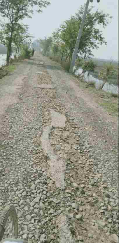 Vikrant62846858's tweet photo. The road connecting Jokia Panchayat to the block headquarter Bhagwanpur, which crosses Naula-Jokia chaur in the geographical conditions--- Enters Jokia Panchayat--- these days will be seen in a dilapidated condition--जिला ग्रामीण कार्य विभाग बिहार
 #District Administration, Beg https://t.co/u5dwT6C2Ql