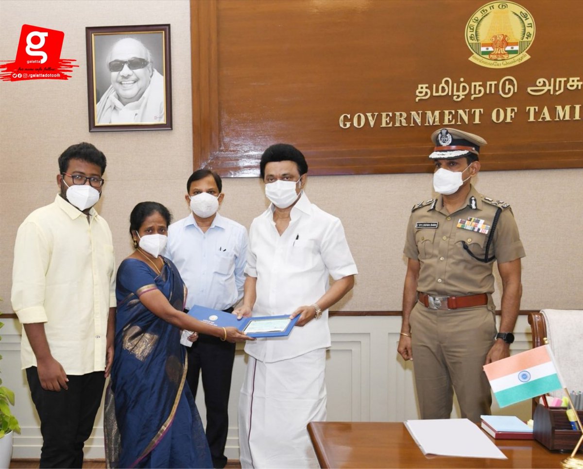galattadotcom's tweet photo. #NEWSUPDATE | காவல் பணியின் போது வீரமரணம் அடைந்த திருச்சி மாவட்டம், நவல்பட்டு காவல் நிலைய சிறப்பு உதவி ஆய்வாளர் பூமிநாதன் குடும்பத்திற்கு முதலமைச்சரின் பொது நிவாரண நிதியிலிருந்து ரூ.1 கோடிக்கான காசோலையை முதலமைச்சர் மு.க.ஸ்டாலின் வழங்கினார்.
@mkstalin #SSIBoominathan #TNPolice https://t.co/EX8LYlM1pa