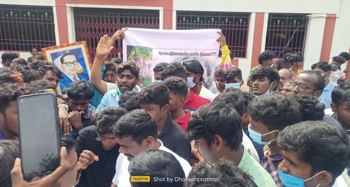 Neelam_Culture's tweet photo. #மீண்டும்_ஒரு_ஆவணக்கொலை
கள்ளக்குறிச்சி மாவட்டம் குதிரைச்‌ சந்தல் என்ற கிராமத்தில் நடந்தேறிய ஆணவக்கொலைக்கு நீதி வேண்டி மாவட்ட ஆட்சியாளர் அலுவலகம் முன்பு மக்கள் போராடி வருகின்றனர்.
தமிழக @CMOTamilnadu
அரசு உடனடியாக நடவடிக்கை எடுக்க வேண்டும்.
#StopCasteKilling #kallakurichi
@beemji https://t.co/DQkKn5Hak3
