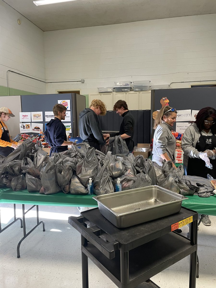 KCS_Palmer's tweet photo. What a great day we had at Palmer! We enjoyed welcoming families back into the building and had a wonderful take-home Thankful Meal! Thank you to DB Culinary Arts, Port City Church, and many other community organizations for helping to make it a success! https://t.co/LDeEB6DP0h