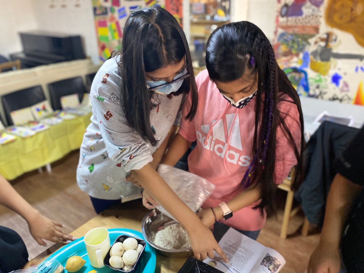 KimberlyW08's tweet photo. Students had a blast learning how to prepare Somali anjera and suqaar for lunch! After lunch, an art jam and community building games filled the room with laughter. Thank you for a wonderful and educational day 2 Africa Center HK! https://t.co/FyuiooYRrQ