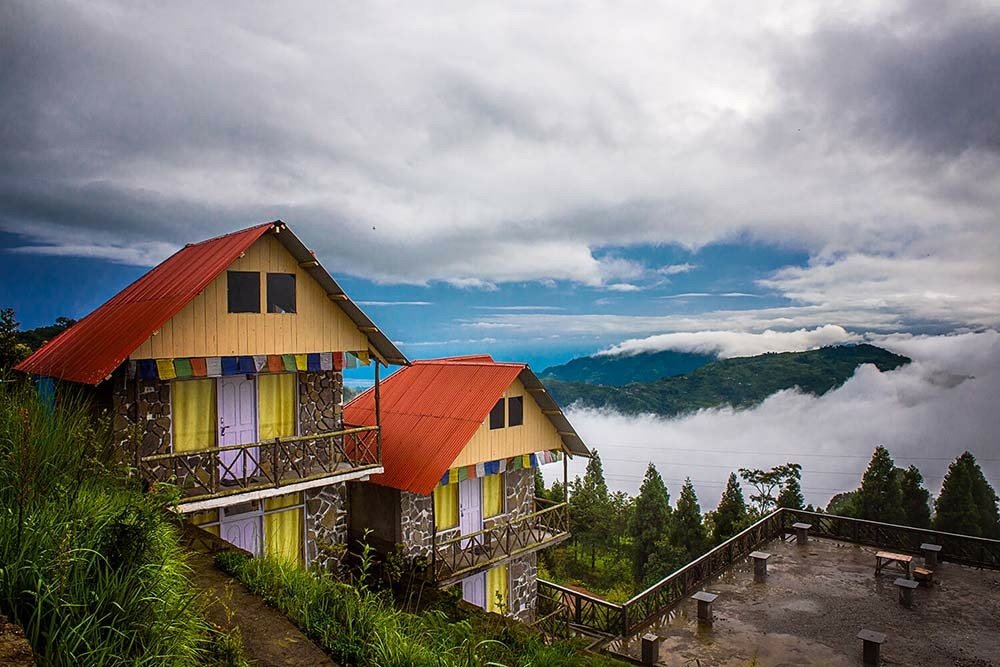 CycloneAnalyser's tweet photo. #Top4
Do you love to see an amazing conditions of Forrest & Snowy peak from a same area,then hurry up & come to #DarjeelingHimalaya
Here's our Top4(1/2) for this region where you'll lost yourself
1)#Charkhole
2)#Jhandi
3)#Chibo
4)#Sillerygaon
Enjoy the nice scanario of nature https://t.co/CpRoD37r7s