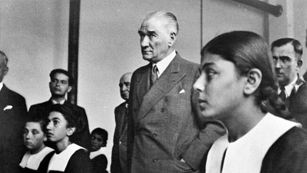 Hayatımızın görünmez kahramanları öğretmenlerimizin ve Başöğretmenimiz Mustafa Kemal Atatürk'ün Öğretmenler Günü'nü sevgiyle, saygıyla ve teşekkürler ile kutluyoruz.

#HiltonIstanbulBosphorus #Hilton #Bosphorus #HIB #ÖğretmenlerGünü #24Kasım