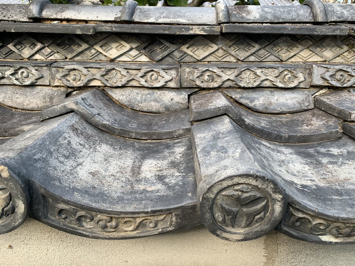 HiroTakeuchi's tweet photo. 主観的小景高知
A traditional Japanese house fence with a very nice tile (Kawara) pattern.
The scenery of the suburbs of Kochi City in Japan from my point of view and the interesting parts.
#tile
#kawara
#Stonewall
#Stonefence
#Wall
#Japaneseclassicstyle https://t.co/Er1fP8pvJo