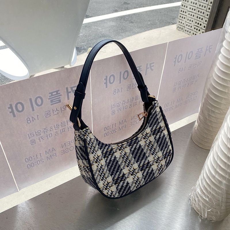 nifty175's tweet photo. “Poster bag 350฿”

• size : 22x11x7 cm.
• ด้านในมีช่องเล็ก2ช่อง เป็นช่องซิป1ช่อง

- สั่งซื้อ/สอบถาม : line @nzu5393m, dm
#พร้อมส่ง #ส่งฟรีลทบ #กระเป๋า #กระเป๋าเกาหลี #กระเป๋าแฟชั่น #กระเป๋าพร้อมส่ง https://t.co/rGZ7FjPrX4