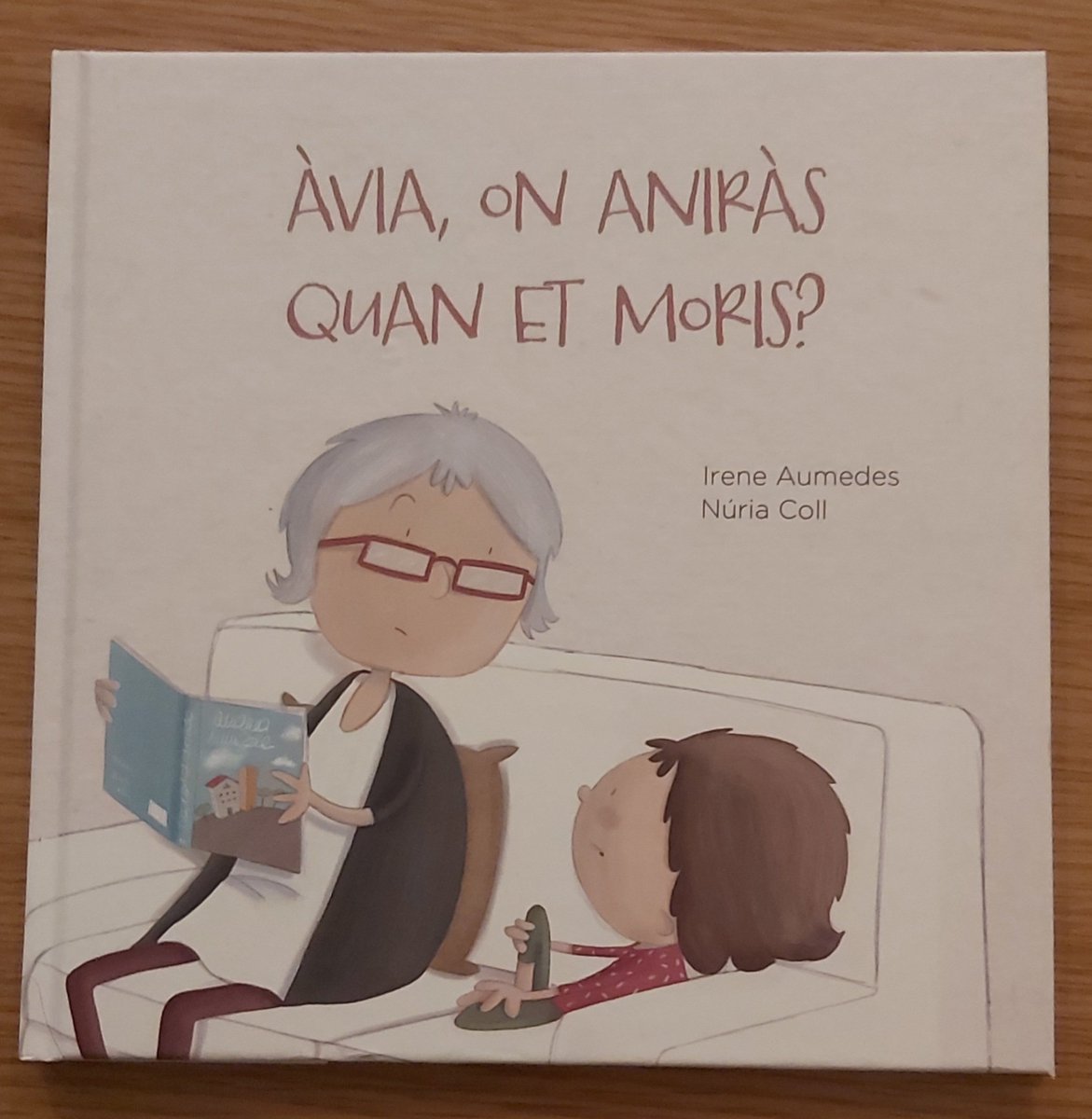AnnaMicalo's tweet photo. Àvia, on aniràs quan et moris? Un conte preciós que tracta la mort d'una manera senzilla i clara que no pot faltar a casa i a l'escola! Enhorabona Irene i Núria @NuriaCollillust  @elcepilanansa https://t.co/oVFm0RjMUd