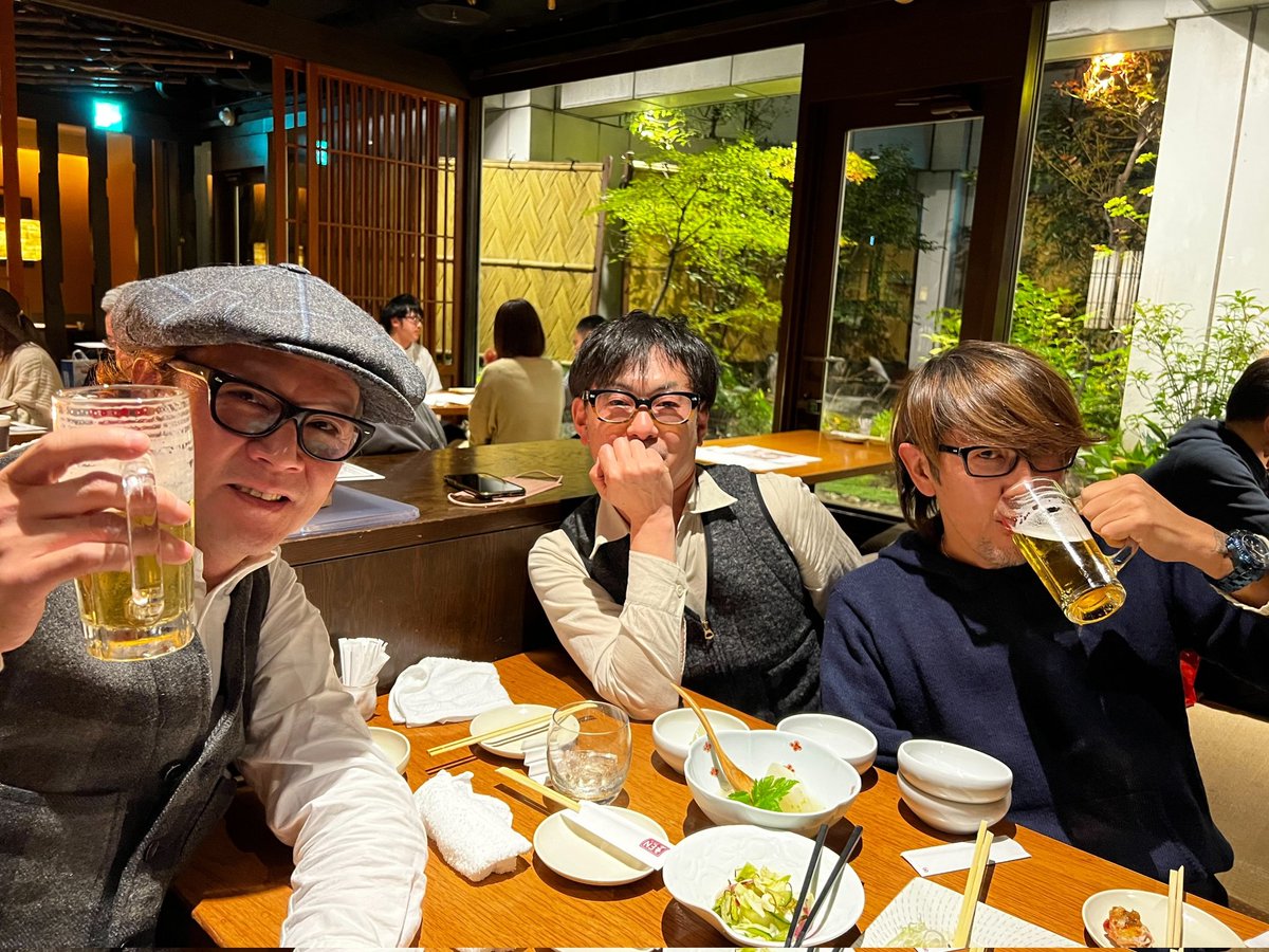 jungray's tweet photo. 元バンド仲間のギタリスト佐野の娘でドラマー(ややこしい)@skywalker_uraraのバンドを見に行った後久々揃ったんで飲んだ🍻@sa_staff　#badmessiah https://t.co/P2rqW5o7Tz