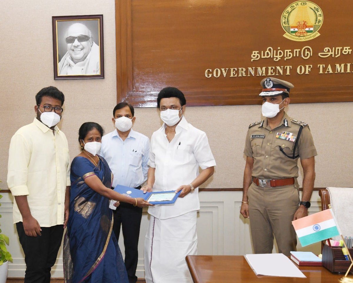dt_next's tweet photo. Chief Minister @mkstalin hands over a cheque of Rs 1 crore to the family of #SSIBoominathan, who was recently murdered in #Trichy.
@CMOTamilnadu @tnpoliceoffl #SSI #boominathan #tnpolice #TamilNadu #DMKGovt #MKStalin #sylendrababu https://t.co/80XzHux6Gc