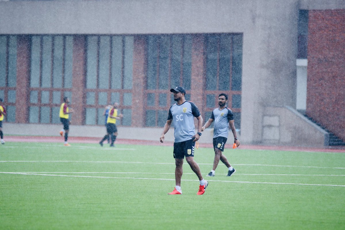imshameel's tweet photo. Rain or shine, the show goes on folks..!!
#training #onfield #trainingground #homeground #players #coachingtime #trainingsession #teambuilding #practice #coachinglife #sportopia #HyderabadFC https://t.co/bkhtD1lP1A