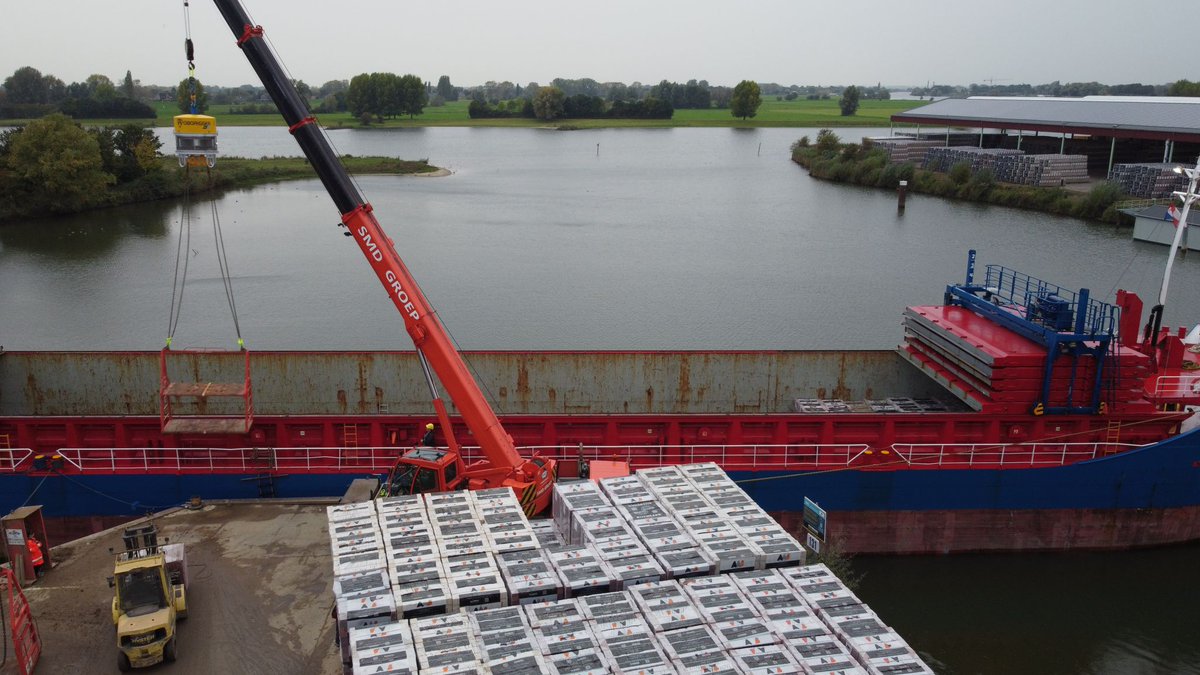 roborigger's tweet photo. Netherland-based SMD Groep put Roborigger to a test to load brick pallets from the factory to the vessel under real conditions! 

The result? 80 lifts in 60 minutes. Roborigger made the rotation precisely and on time - every single time.

https://t.co/gn4VUsyaSE https://t.co/um2FZlAhfC