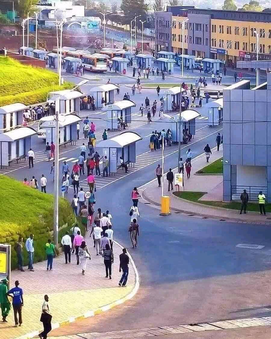 The4thEstate2k's tweet photo. Greetings from Kigali-Rwanda🇷🇼,the cleanest and safest African city/country to be.African eyes are blessed to have a clear view of the Africa they want,East-Africans are blessed to have a reference page of serious development. #TogetherWeDevelop #DividedWefall #Africa4Africans https://t.co/LP9BVbKc8v