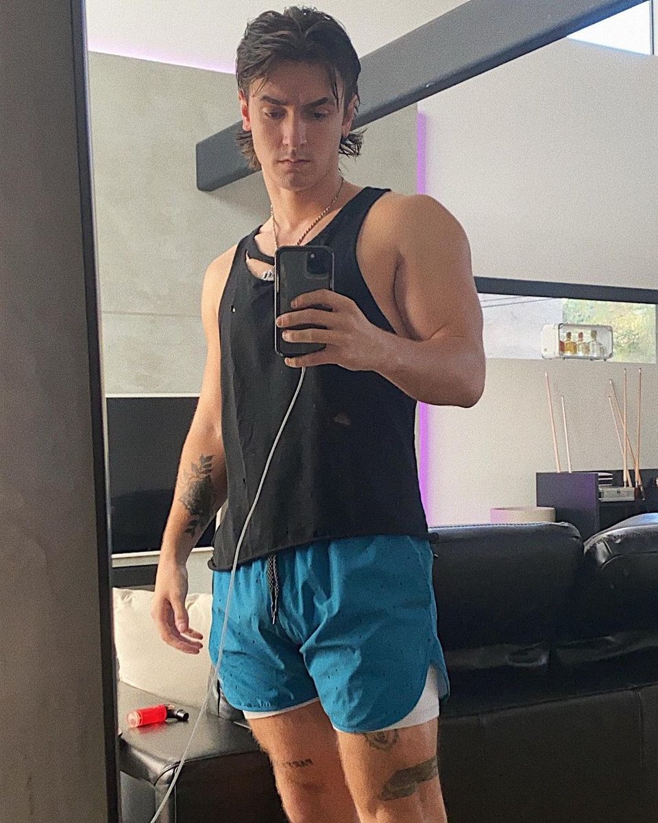 2ndhalll's tweet photo. feelin like the sexiest 22 year old in hollywood https://t.co/1WP2Xc208f