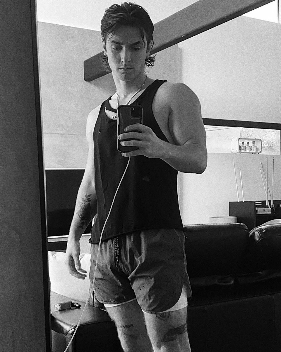 2ndhalll's tweet photo. feelin like the sexiest 22 year old in hollywood https://t.co/1WP2Xc208f