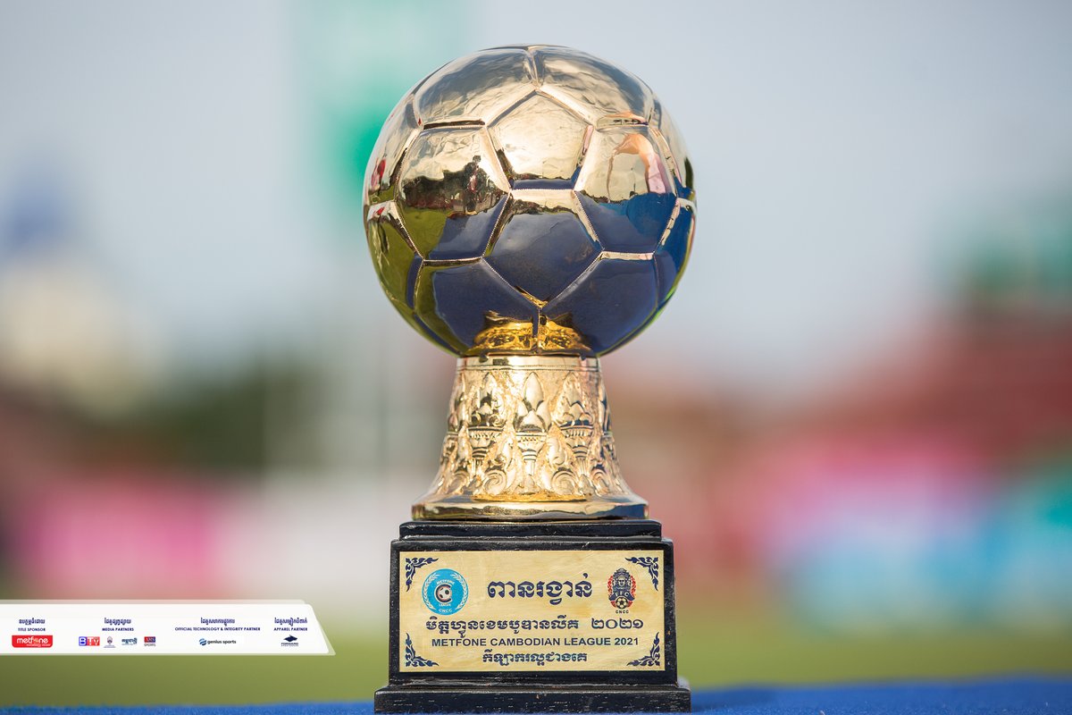 CnccOfficial's tweet photo. [MCL] Award Handover Ceremony to Jean Marie Privat Befolo Mbarga No.10 a Player of Preah Khan Reach Svay Rieng FC get The Best Player award of the year in METFONE CAMBODIAN LEAGUE 2021 this season ✨
By Mr. Chhi Kolbotra (CEO) of CNCC - Cambodian National Competitions Committee. https://t.co/xbIja5xDC6