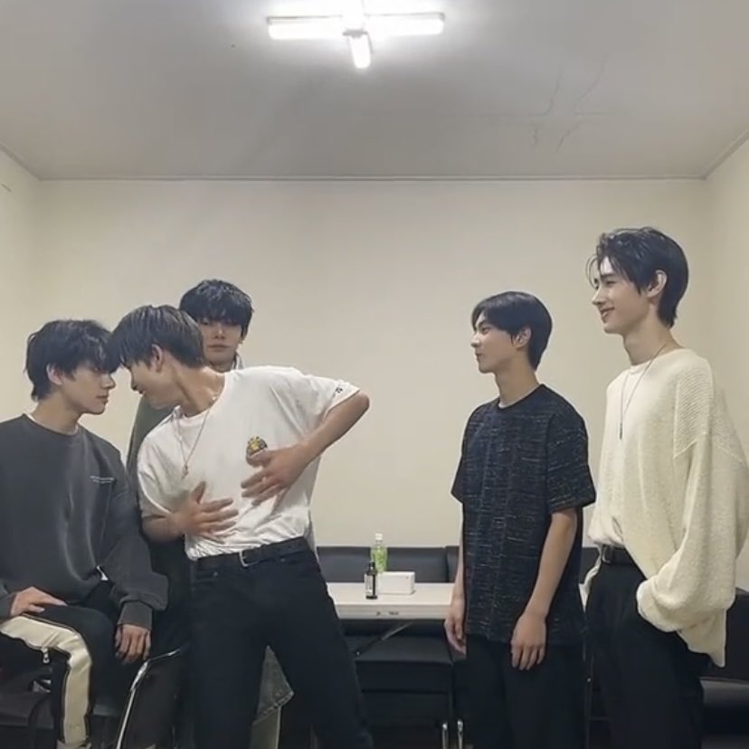 stellarjungwon's tweet photo. Can I copy                      Sure but don't
your assignment?            make it too
                                             obvious. https://t.co/DuySFCpPsE