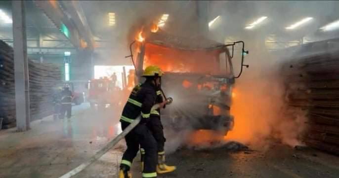 paingphyooo1's tweet photo. tw // fire
A car fire broke out in ZayGambar compound at 8:05 am this morning in Yangon, Mingaladon Tsp. The fire was put out by Mingaladon Fire station at 8:20 am.
LEGALIZATION OF NUG
#Nov24Coup   
#WhatsHappeningInMyanmar https://t.co/bFXy4Nxp6c https://t.co/RTSlZKJEZ7