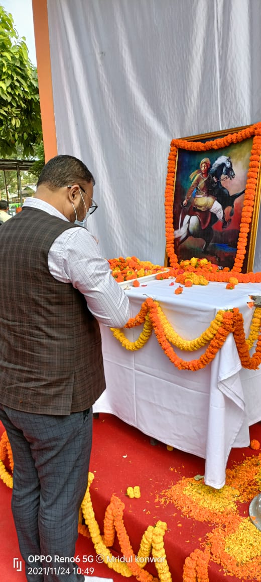 মহান বীৰযোদ্ধা লাচিত বৰফুকনলৈ শ্ৰদ্ধাঞ্জলি অৰ্পণ কৰাৰ মুহূৰ্তত, বঙাইগাঁৱত

মহা পৰাক্ৰমী আহোম সেনাপতিগৰাকীৰ বীৰগাঁথাই দেশ তথা জনতাৰ হৈ কাম কৰি যাবলৈ আমাক সদায় প্ৰেৰণা যোগাই যাব।

#LachitDiwas