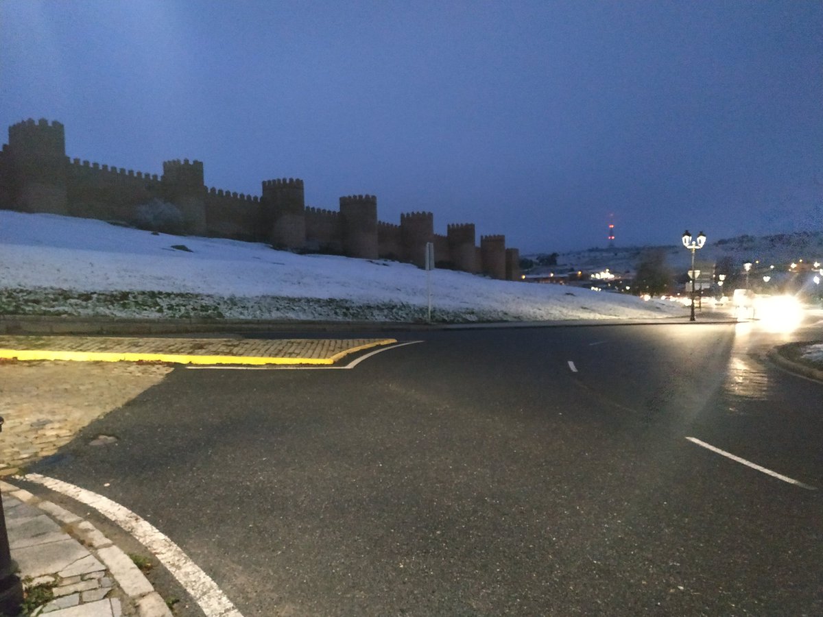 EmergenciaAvila's tweet photo. [7,45hh 24/11/21] Sin incidencias en la ciudad por el #pNevadaAv. 

En la red de carreteras de #Ávila hay circulación condicionada en 13 puntos por #Nieve y #niebla. 
Consulta su estado antes de salir:
-Principal: https://t.co/jYNCiiAQDE
-Secundaria: https://t.co/yO1bJWxcqD
#FMA https://t.co/VVxumMvpPV