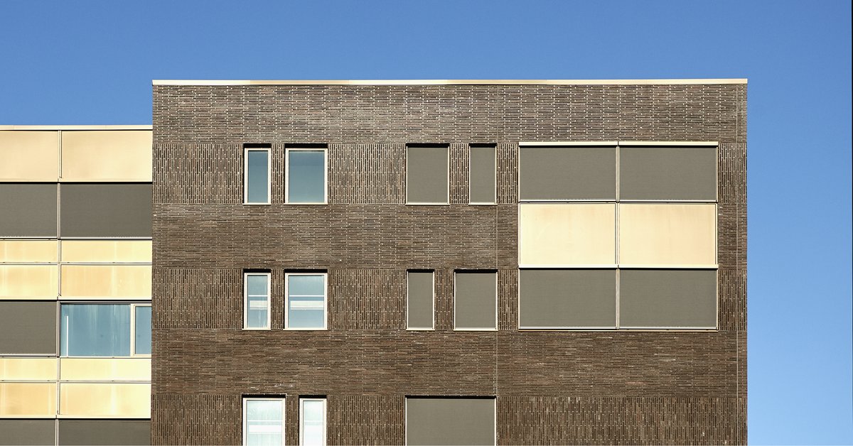 StroherG's tweet photo. Um die konsequent, streng quadratischen Gebäudewürfel aufzulockern, ist die Fassadengestaltung bewusst spielerisch mit verschiedenen Verlegerichtungen gehalten worden. 

📷 Michael Ellenhammer, Frederiksberg, DK

#stroehergroup #bricks # #klinker #ceramics #fassade #facade https://t.co/C370HSwf2M