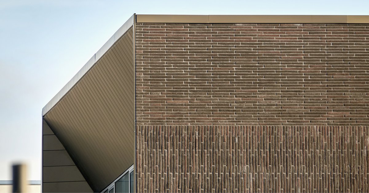 Um die konsequent, streng quadratischen Gebäudewürfel aufzulockern, ist die Fassadengestaltung bewusst spielerisch mit verschiedenen Verlegerichtungen gehalten worden. 

📷 Michael Ellenhammer, Frederiksberg, DK

#stroehergroup #bricks # #klinker #ceramics #fassade #facade