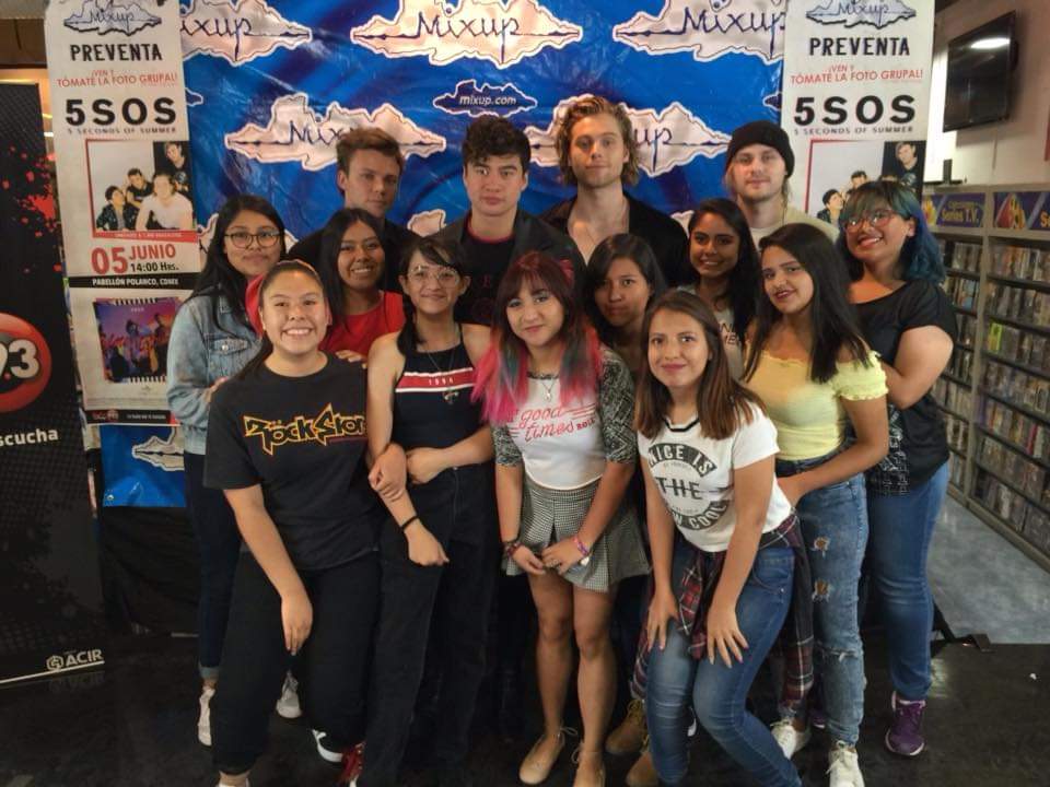 Mandy210400's tweet photo. 5/Junio/2018, una fecha que jamás olvidaré, fue la primera vez que los conocí en persona, ese día quedó grabado en mi memoria de por vida; estaba tan nerviosa y emocionada, que no dejaba de sonreír, llorar y gritar, fue un día magnífico. 🖤
#10YearsOf5SecondsOfSummer @5SOS https://t.co/jQacI6sl2t