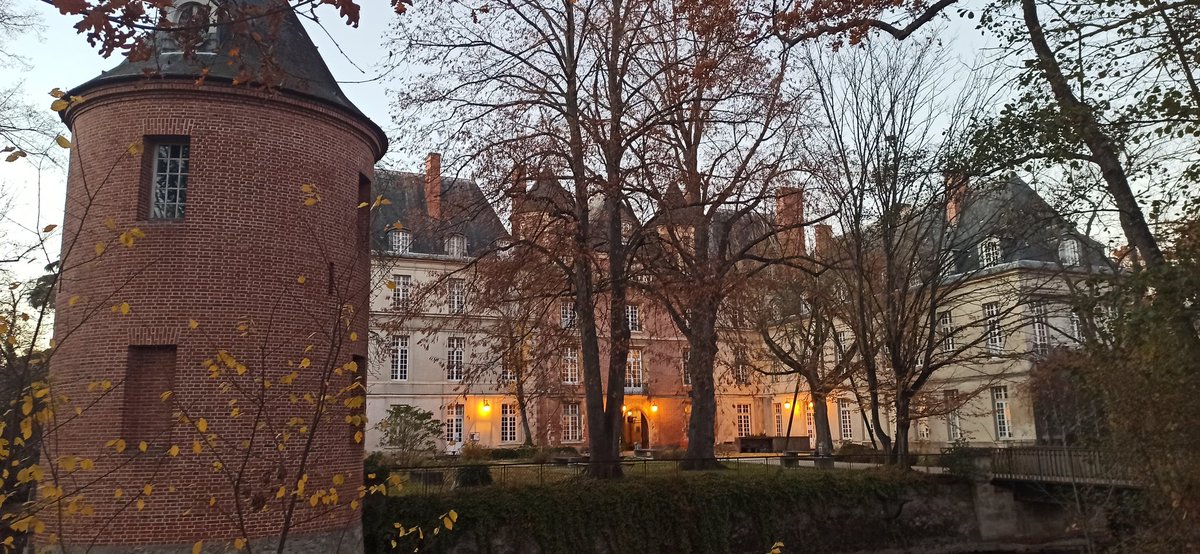 narnaudAUDENCIA's tweet photo. Hier soir au Lycée Corot de Savigny-sur-Orge j'ai eu le plaisir d'échanger avec une centaine de préparationnaires littéraire ECE et ECG, beaucoup de questions sur @audencia #gaia #nouveautés #PGE ainsi que sur nos nombreux services étudiants (financement, logement, carrière, etc) https://t.co/HfO1ciz2uc